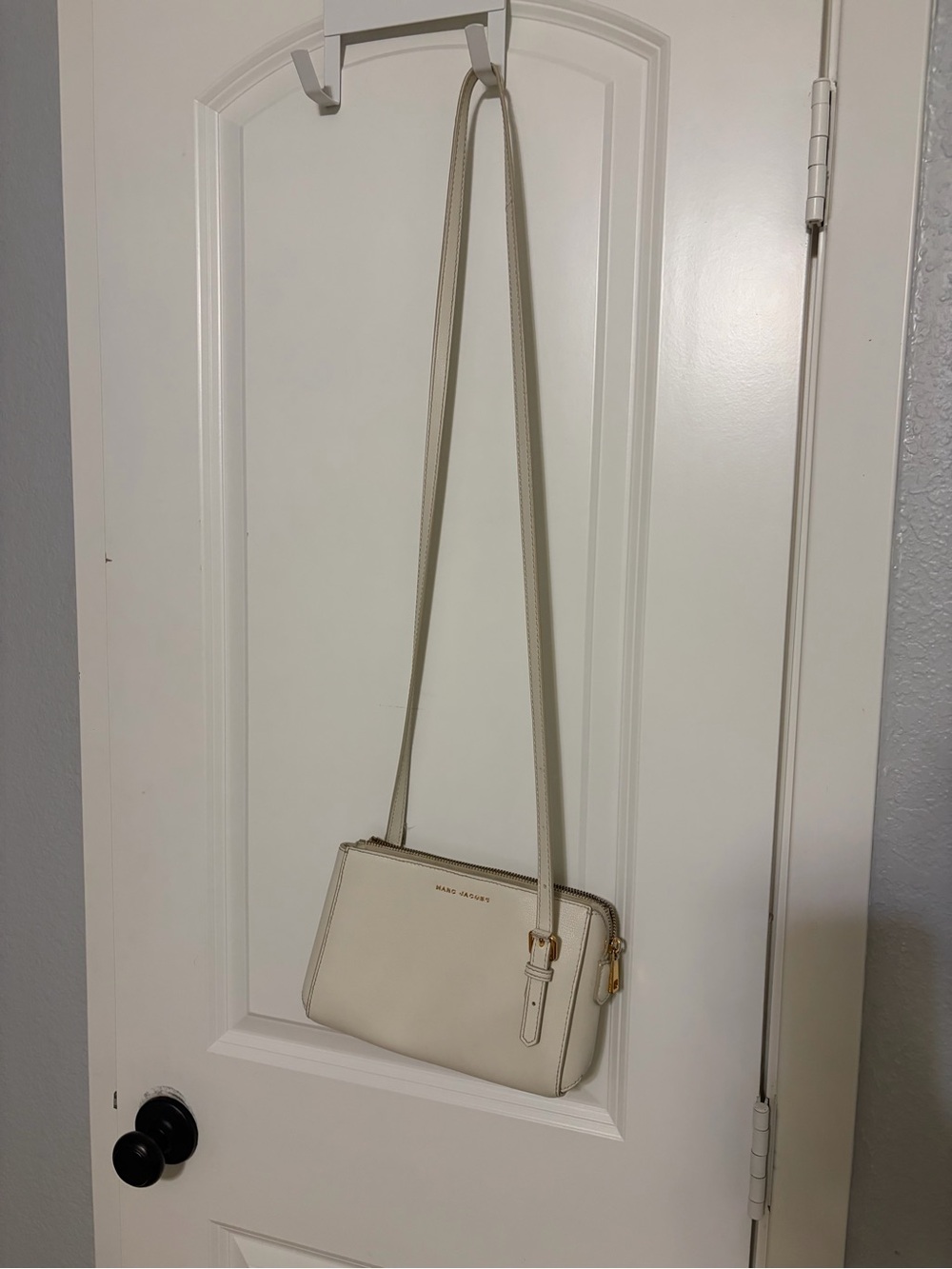 Marc Jacobs Ivory Leather Crossbody with Gold Hardware - Picture 2 of 9